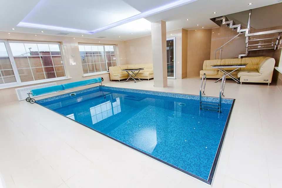 kolam renang indoor